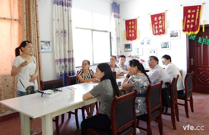 銀河電氣謝書(shū)記一行聽(tīng)取工作人員講解服務(wù)中心介紹