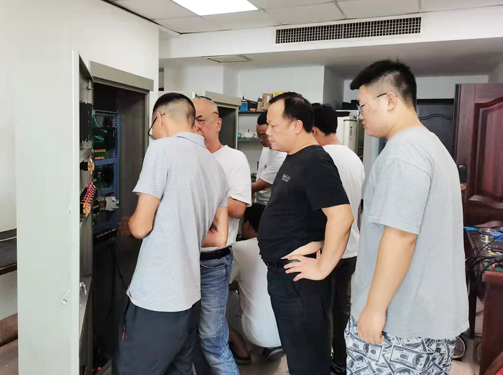 銀河電氣組織生產(chǎn)部學習電氣柜安裝布線工藝4