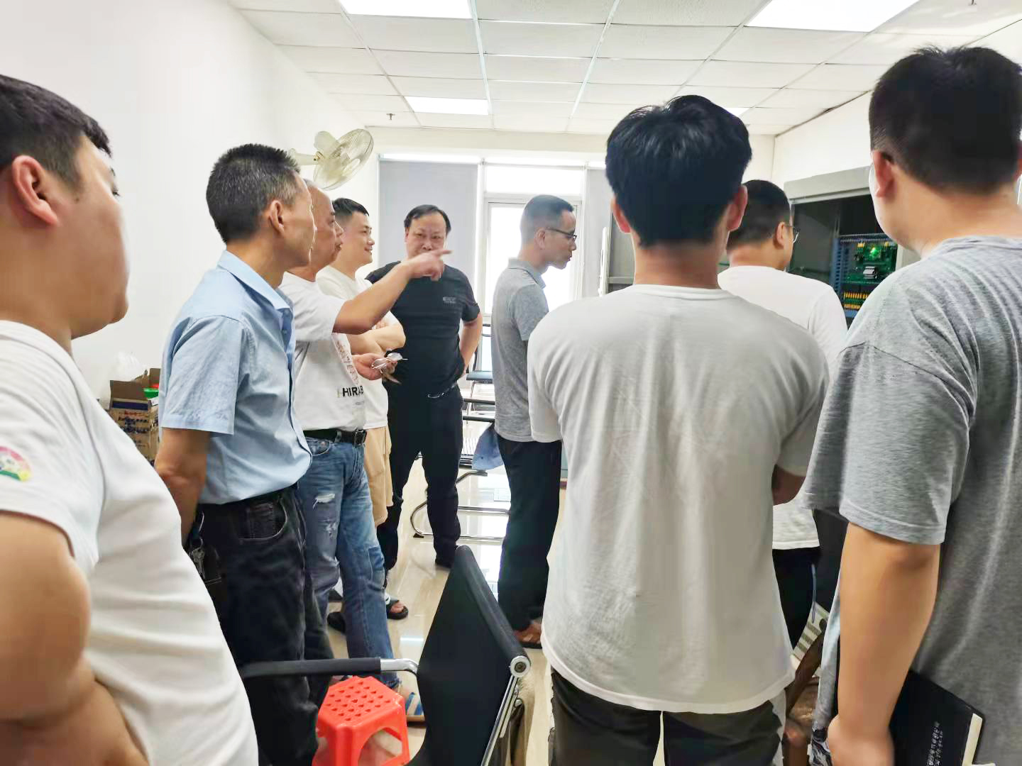 銀河電氣組織生產(chǎn)部學習電氣柜安裝布線工藝